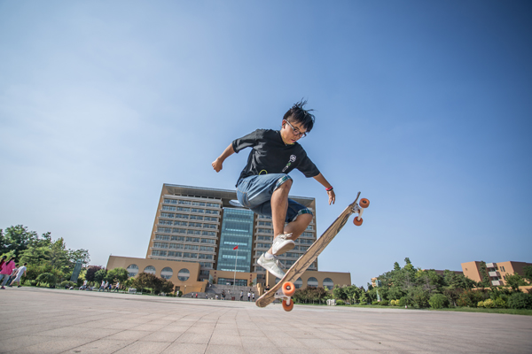 Square roller skating