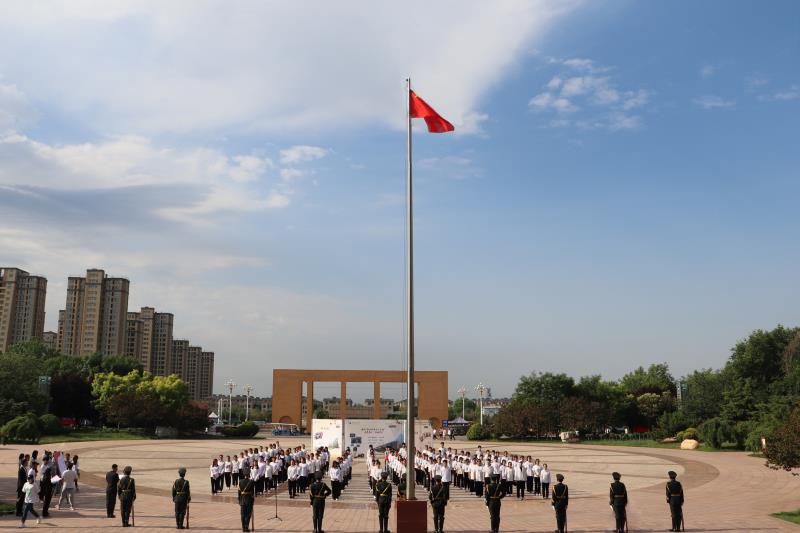 我校举办毕业季升旗仪式暨党史学习教育主题党日活动