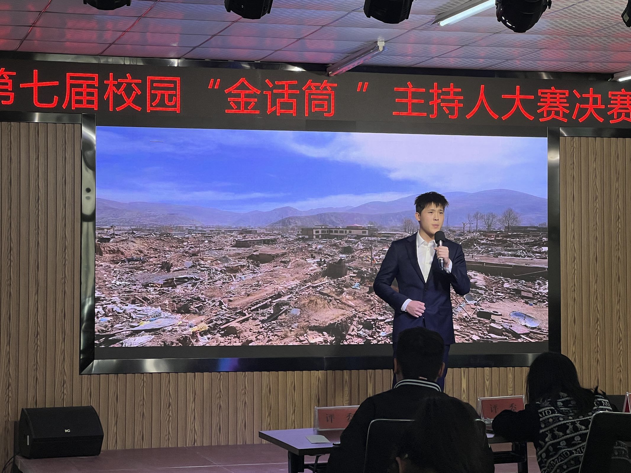 东营职业学院建筑与环境工程学院参加第七届校园“金话筒”主持人大赛决赛 (2).jpg